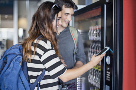 Kunden am Snackautomat